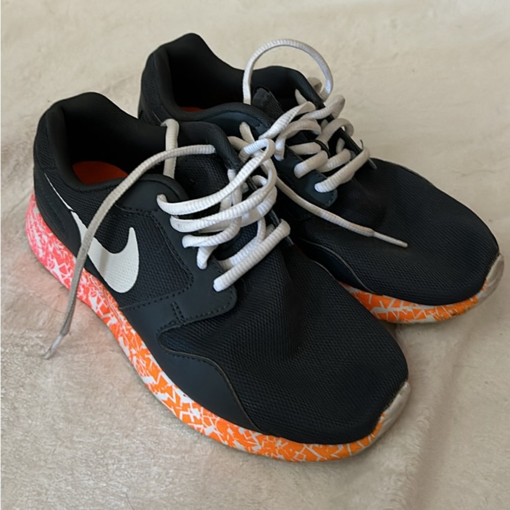 Nike women’s Roshe tennis shoes